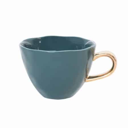 Start je dag heerlijk ontspannen met de Good Morning Cup van Urban Nature Culture. Hoe vroeg je ochtend ook is, elke Good Morning Cup brengt een glimlach op je gezicht. De mok is gemaakt van porselein en heeft een mooie organische vorm met een handgeschilderd gouden oortje.