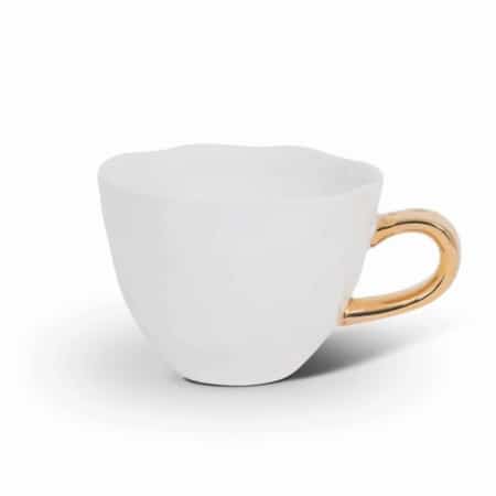 Start je dag heerlijk ontspannen met de Good Morning Cup van Urban Nature Culture. Hoe vroeg je ochtend ook is, elke Good Morning Cup brengt een glimlach op je gezicht. De mok is gemaakt van porselein en heeft een mooie organische vorm met een handgeschilderd gouden oortje.