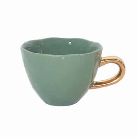 Start je dag heerlijk ontspannen met de Good Morning Cup van Urban Nature Culture. Hoe vroeg je ochtend ook is, elke Good Morning Cup brengt een glimlach op je gezicht. De mok is gemaakt van porselein en heeft een mooie organische vorm met een handgeschilderd gouden oortje.