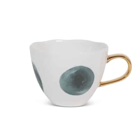 Start je dag heerlijk ontspannen met de Good Morning Cup van Urban Nature Culture. Hoe vroeg je ochtend ook is, elke Good Morning Cup brengt een glimlach op je gezicht. De mok is gemaakt van porselein en heeft een mooie organische vorm met een handgeschilderd gouden oortje.