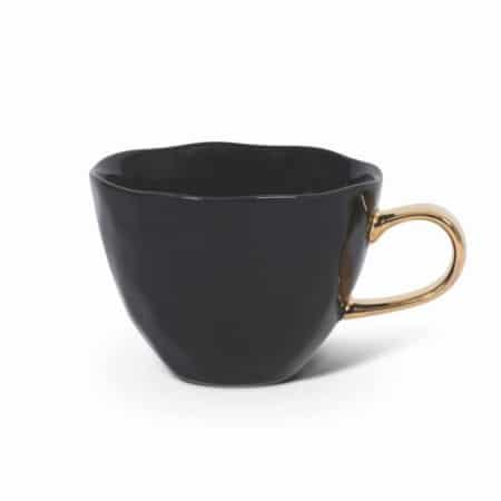 Start je dag heerlijk ontspannen met de Good Morning Cup van Urban Nature Culture. Hoe vroeg je ochtend ook is, elke Good Morning Cup brengt een glimlach op je gezicht. De mok is gemaakt van porselein en heeft een mooie organische vorm met een handgeschilderd gouden oortje.